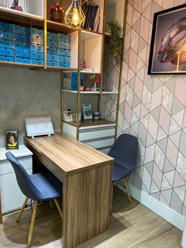 Mesa de planejamento do consultório 1, com escâner intraoral e materiais Invisalign organizados.